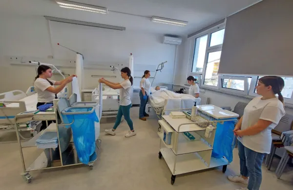 Kot so povedali dijaki, se novih prostorov danes ne veselijo 
najbolj, saj izražajo solidarnost z žrtvami požara v Dijaškem domu 
Ivana Cankarja v Ljubljani.