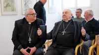 Peter Štumpf (levo) bo v soboto prevzel vodenje koprske škofije iz 
rok Jurija Bizjaka (desno). 