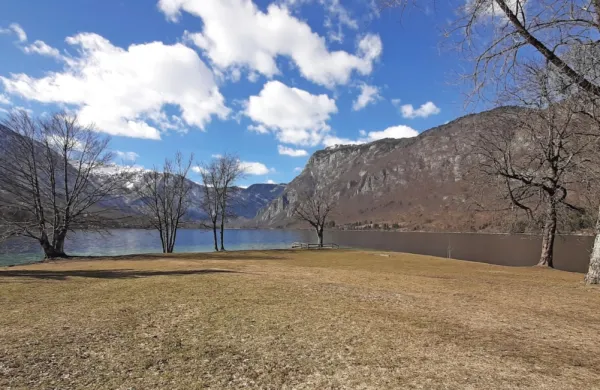 Pravijo, da zima ob Bohinjskem jezeru brez snega ni prava zima. 
