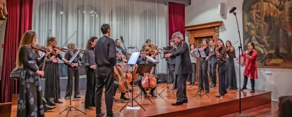 Uvodni koncert letošnje sezone Društva prijateljev glasbe Koper  
pod taktirko klarinetista Mateta Bekavca in devetnajstčlanskega 
ansambla FB Banda ter violinista Antonia Viñualesa Péreza je 
navdušil.