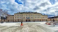 Prenovljeni Trg Evrope pred prav tako obnovljeno novogoriško železniško postajo bo po novem še  živahnejše stičišče ljudi z obeh strani  meje, ki jo je tu nekoč predstavljala žičnata ograja.  