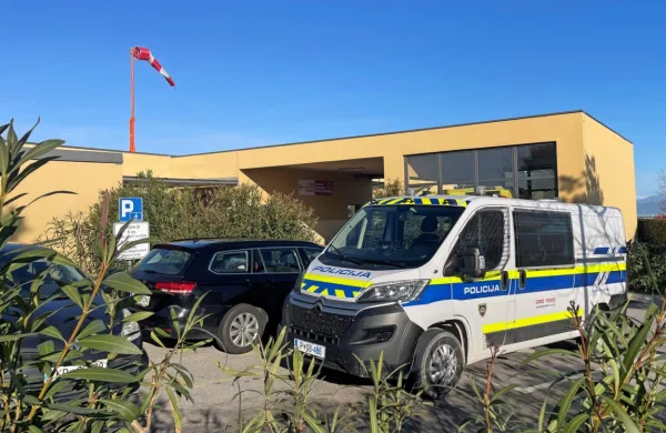 Pred urgenco izolske bolnišnice so včeraj prihiteli policisti. 