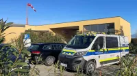 Pred urgenco izolske bolnišnice so včeraj prihiteli policisti. 