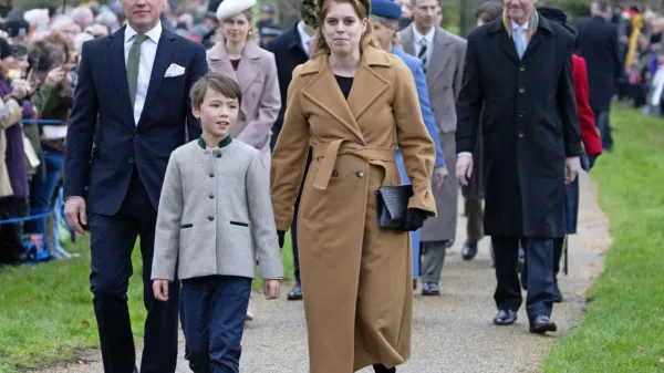 Princesa Beatrice z možem Edoardom Mapellijem Mozzijem in 
njegovim sinom iz prvega zakona Christopherjem Woolfom. 