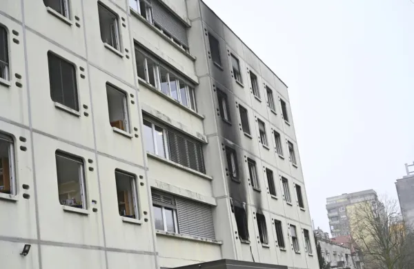 V prvem nadstropju doma je zagorelo, številni dijaki so hlastali za zrakom na oknih, nekateri so skozi okna 
tudi skakali, kar 45 pa so jih rešili gasilci z lestvami.