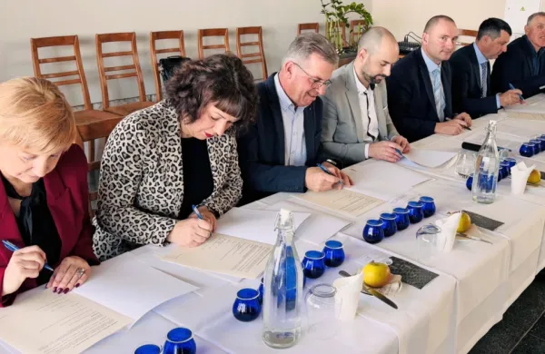 Pismo o nameri za promocijo ekstra deviškega oljčnega olja slovenske Istre ZOP so podpisali (z leve) Patricija Gržinič (TZ Portorož), Helena Brec Loredan (ZMKŠ Koper), Dean 
Kocjančič (TZ Izola), Tilen Glavina (ZRS Koper), Jože Podgoršek (KGZS), Igor Novak (Olea Capris), Danilo Markočič (Dosi) in Massimo Rojac.