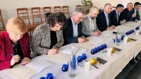 Pismo o nameri za promocijo ekstra deviškega oljčnega olja slovenske Istre ZOP so podpisali (z leve) Patricija Gržinič (TZ Portorož), Helena Brec Loredan (ZMKŠ Koper), Dean 
Kocjančič (TZ Izola), Tilen Glavina (ZRS Koper), Jože Podgoršek (KGZS), Igor Novak (Olea Capris), Danilo Markočič (Dosi) in Massimo Rojac.