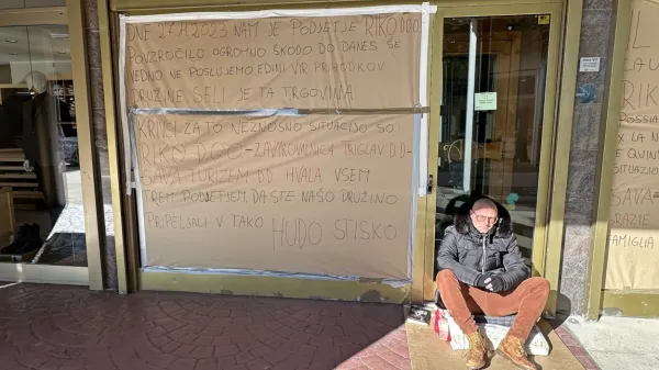Arben Seli, zlatar iz Portoroža,  že dvanajsti dan gladovno stavka 
pred svojo zlatarno na Bernardinu. 