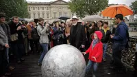 Kroglo, ki bo zaznamovala odprtje čezmejne prestolnice kulture, bodo oblepili  s članki o prelomnih 
dogodkih, ki so zaznamovali zgodovino Goriške, o katerih sta poročala Primorski dnevnik in Il Piccolo. 