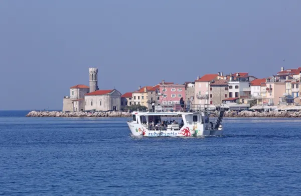 Svetilnik na rtu Madona je pomemben element  krajinske podobe 
Pirana. 