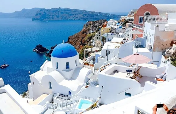 Grški otok Santorini in okoliške otoke so minulo noč stresli novi 
potresni sunki. Seizmologi domnevajo, da  glavnega  sunka še ni 
bilo. 