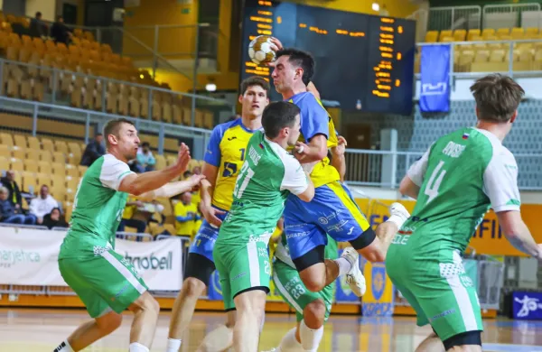 Koprčani (v rumeno-modrih dresih) so le stežka našli pot skozi 
obrambne vrste Novomeščanov.