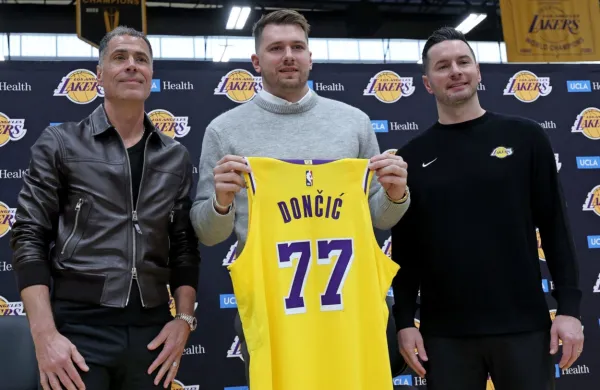 Z leve proti desni: Rob Pelinka, Luka Dončić in JJ Redick