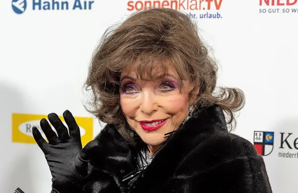 Joan Collins leta 2023