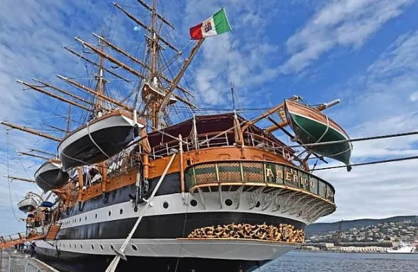  Šolsko ladjo italijanske mornarice Amerigo Vespucci so v Trstu 
gostili že večkrat.