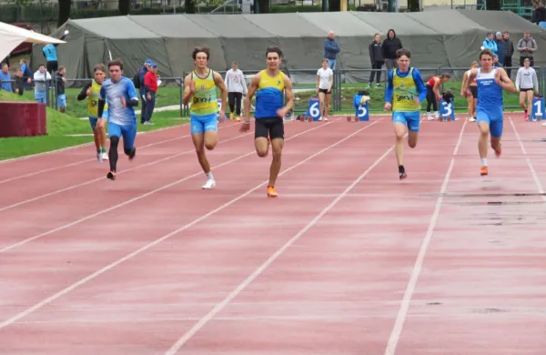 Jakob Šramel (AK Koper,  četrti z leve) je v hudi konkurenci tekov 
na 60 im 200 m osvojil srebrni odličji. 