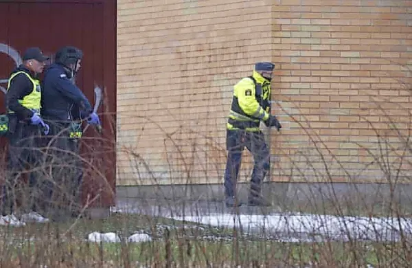 V  streljanju v izobraževalnem centru v švedskem mestu Orebro je 
bilo ubitih enajst ljudi, več pa ranjenih.