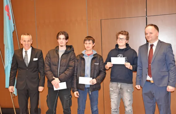  

Novogoriški nosilci turnirja: glavni sodnik Aljoša Grosar,  drugi 
domači šahist Andraž Gregorič,  najboljši domačin Nejc  Herega, 
tretji domačin Nejc Zagoršek   in direktor turnirja Matjaž Lovišček.
