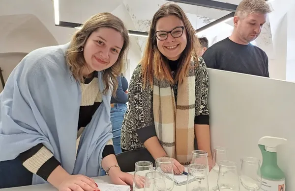 Degustacija študentov programa vinogradništvo in vinarstvo v 
posebej prilagojeni učilnici (degustacijski sobi) v Lanthierijevem 
dcorcu v Vipavi. (Foto Erika Jež)