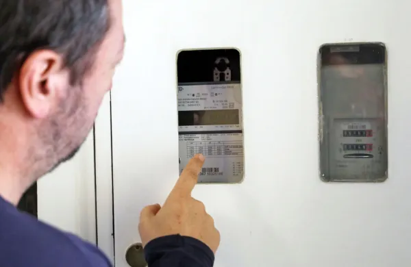 Državni zbor je sprejel zakon, po katerem bodo gospodinjski 
odjemalci električne energije za januar in februar letos plačali 
nižjo omrežnino v najdražjem časovnem bloku.