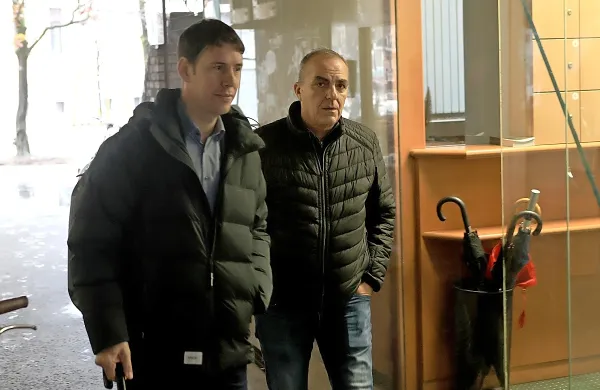 Dolgoletni vodja koprskih kriminalistov Dean Jurič in njegov odvetnik 
Uroš Leban pred Delovnim in socialnim sodiščem v Ljubljani.