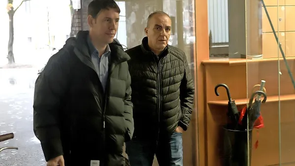 Dolgoletni vodja koprskih kriminalistov Dean Jurič in njegov odvetnik 
Uroš Leban pred Delovnim in socialnim sodiščem v Ljubljani.