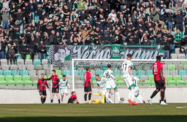 Vodilna Olimpija (v zeleno-belih dresih) bo v soboto gostovala v 
Kopru.  Ajdovci  se bodo dan prej še enkrat podali v Ljubljano, kjer 
jih čaka dvoboj z Bravom. 