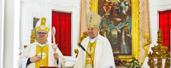 Jurij Bizjak (desno) je škofovsko palico koprske škofije predal Petru Štumpfu.