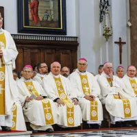 Apostolski nuncij Jean-Marie Speich (stoji) je bil najvišji predstavnik Rimskokatoliške cerkve na obredu umestitve novega koprskega škofa v koprski stolnici. Prisotni so bili še štirje nadškofi in več kot deset škofov.  