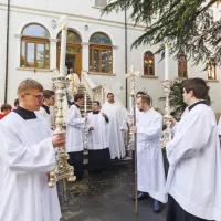  Priprave na sprevod so se začele v prostorih škofije na Trgu Brolo.