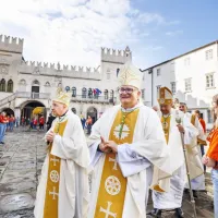 Pred obredom umestitve so škofje in drugi duhovniki skozi špalir skavtov in skavtinj na glavnem koprskem trgu vstopili v Stolno 
cerkev Marijinega vnebovzetja.