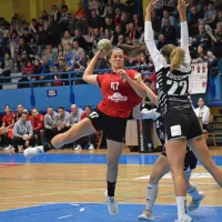 Nina Kovšca (z žogo) je ob sredinem porazu pri Krimu za Mlinotest 
prispevala štiri zadetke.