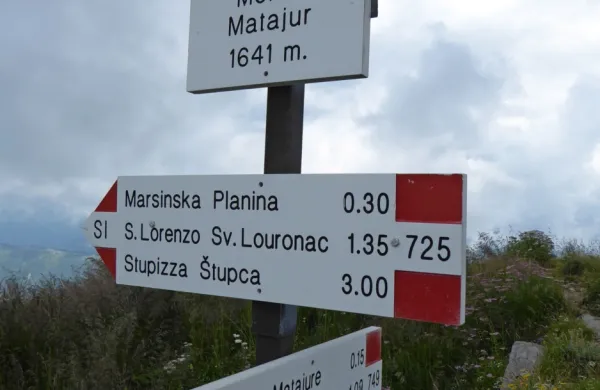 Matajur predstavlja simbol beneških Slovencev. S tamkajšnjo kočo 
upravlja Beneška planinska družina, ki spodbuja rabo slovenskega 
jezika. 