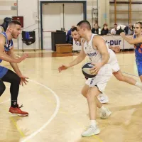 Dvoboj najboljših v obeh ekipah: levo Portorožan Nemanja Ščekić, 
z žogo pa prvi strelec Plame pur Grega Sajevic.