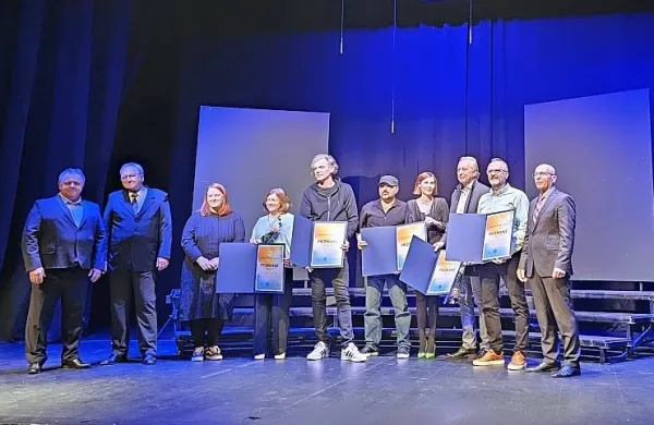 Ob ajdovskem kulturnem prazniku so priznanja prejeli Nevenka 
Vidmar, Miran Krapež in skupina Koncert generacij. Na odru so  v 
družbi predsednika in tajnika ZKD Ajdovščina Arturja Lipovža in 
Marjana Krpana, slavnostne govornice Ane Maraž in podžupana 
Mitja Tripkovića.
