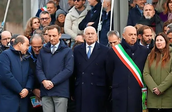 Slovesnosti na spominskem območju v Bazovici se je med 
številnimi predstavniki italijanskih oblasti udeležil tudi minister za 
pravosodje Carlo Nordio v sredini, ki je med drugim opozoril na 
brutalnost totalitarizmov in različne oblike sovraštva.
