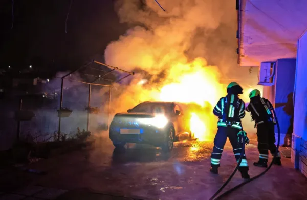 Ogenj uničil avto, motorja, ožgal fasado ... &Scaron;kode je za 50.000 evrov.