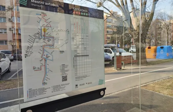 Po lanskih vlaganjih v nova postajališča in nove avtobuse so v Novi 
Gorici oblikovali nov koncept podlinij mestnega potniškega prometa in shematskega prikaza ter prenovili grafični prikaz voznih 
redov.