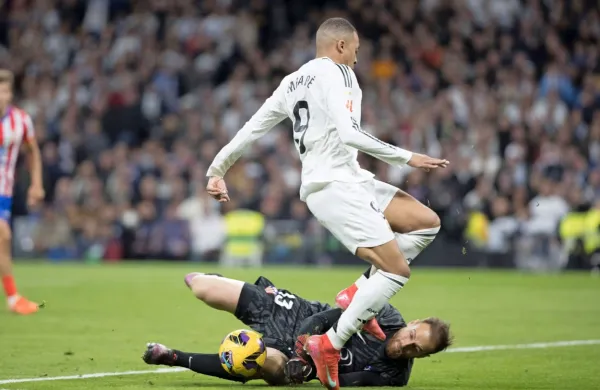 Jan Oblak je na madridskem derbiju prekrižal načrte tudi Kylianu 
Mbappeju, ki bo nocoj pod novim drobnogledom v ligi prvakov.  