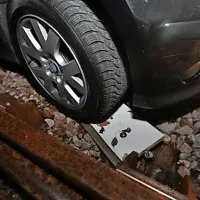 Kolo avtomobila je zapeljalo na senzor, ki prižiga oziroma ugaša 
semafor na bližnjem križišču.