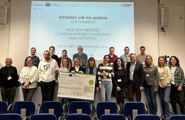 Partnerstvo projekta 4PETHABECO na zagonskem srečanju projekta, ki se je odvijalo novembra 2024 na Univerzi v Vidmu (Italija).