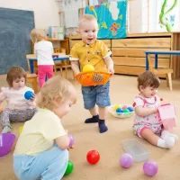 Če je le mogoče, naj starši starejšega otroka za nekaj tednov raje 
ne vodijo v vrtec.