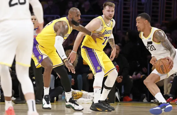 Luka Dončić in LeBron James prvič v istem dresu na parketu.