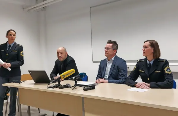 Z leve proti desni: Anita Leskovec, tiskovna predstavnica Policijske 
uprave Koper, Đani Begić iz Banke Intesa Sanpaolo, Črtomir Kuret 
in Darja Štembergar
