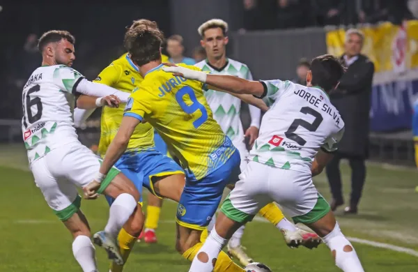 Olimpija (v zeleno-belih  dresih) bo po koprski Bonifiki nocoj 
poskušala osvojiti še Banjaluko. 