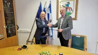    Vlado Švab (levo) in Robert Smrdelj sta  si segla v roke, dela se bodo 
začela prihodnji mesec.