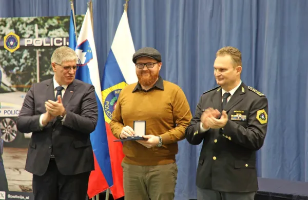 Iz  Avstrije  se  je  po  medaljo  za hrabrost  pripeljal  Daniel Zelger (na 
sredini  fotografije).  
