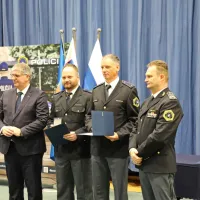 Pomorska policista Matej Zupan in Robert Žigon sta novembra 
predlani  iz razburkanega morja rešila  morjeplovca  in   njuno jadrnico.

