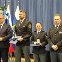Policistka Nina Križ in policist Tine Robin, ob  njiju levo  minister  za  notranje  
zadeve  Boštjan  Poklukar,  desno  pa  prvi  mož policije  Damjan  Petrič  


