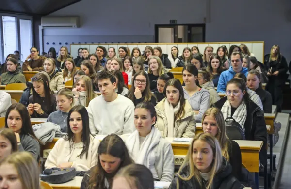 Na informativnih dnevih se mladi odločajo o svoji prihodnosti (FOTO)